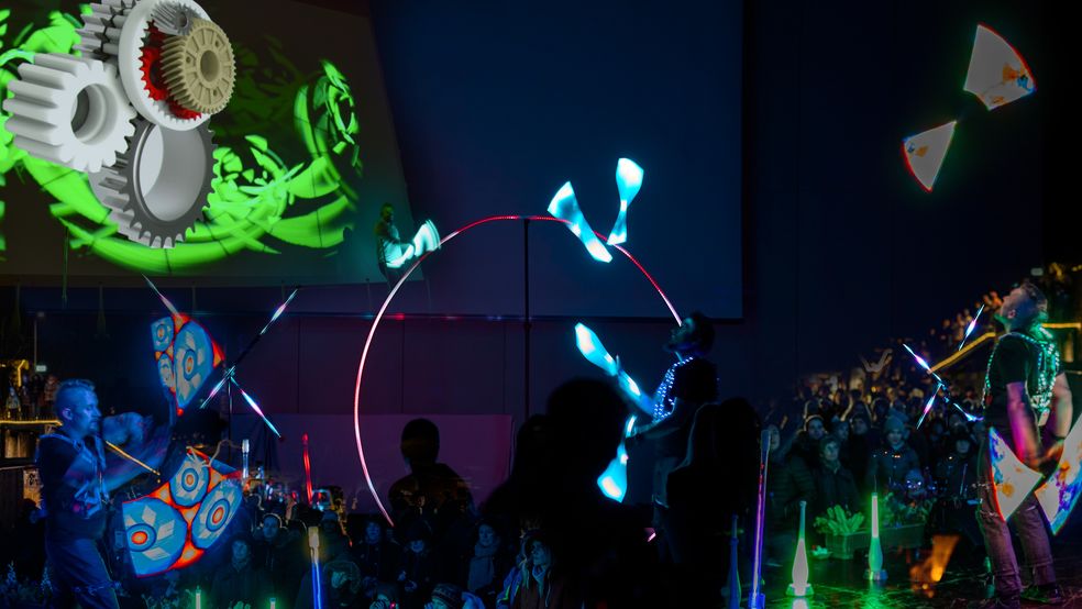 LED Shows mit LED Jonglage und Pixel Poi