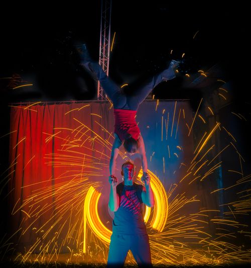 Feuershow mit Partner Akrobatik und Funken Effekten