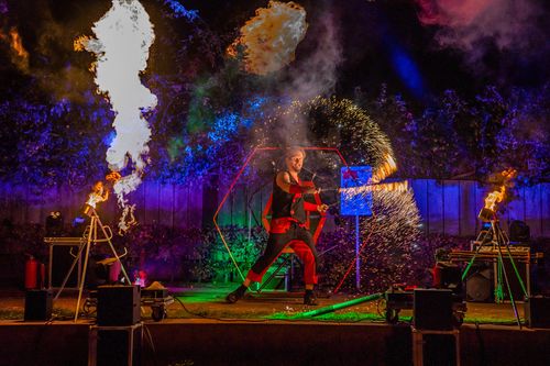 Feuershow Fusion Fire mit brennenden Seilen und Beleuchtung