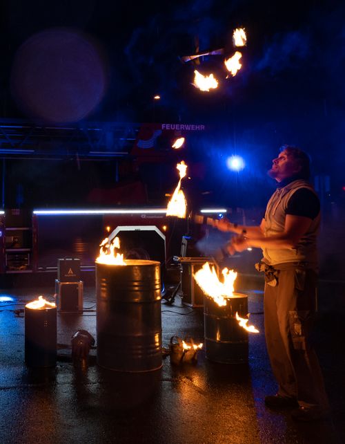 Feuershow Industrial Fire mit Fackel Jonglage
