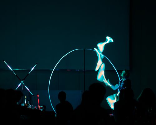 LED Keulen Jonglage mit Lichtshow