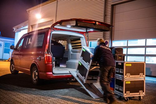 Modern Juggling Show Material wird eingeladen