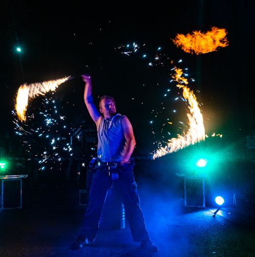 Feuershow Industrial Fire mit brennenden Seilen