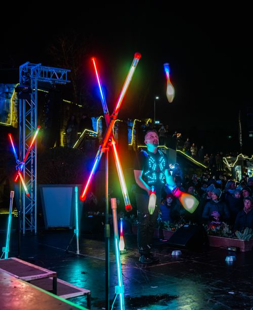 LED Jonglage mit leuchtenden Keulen