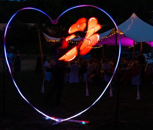 LED Jonglage auf einer Hochzeit mit Herzen